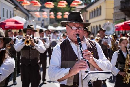 S soncem obsijan drugi festivalski dan 50. Dnevov narodnih noš in oblačilne dediščine v Kamniku (107)